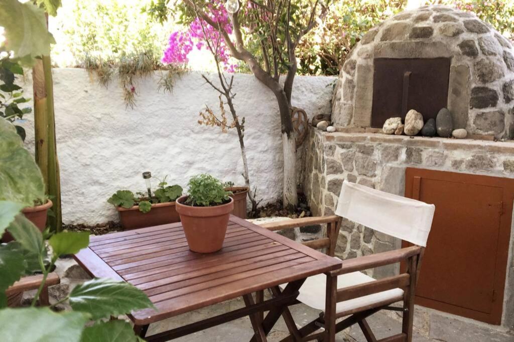 Lava House Apartment Mandrákion Екстериор снимка