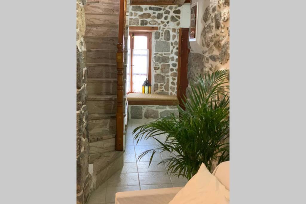 Lava House Apartment Mandrákion Екстериор снимка